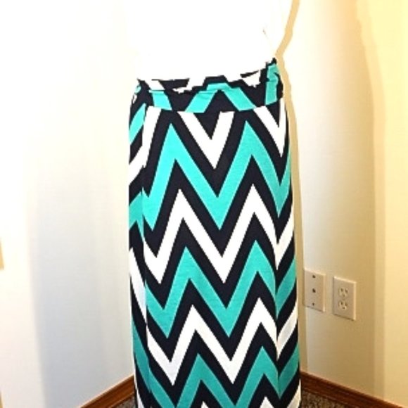 Tovia - Long skirt , size large - Picture 5 of 8